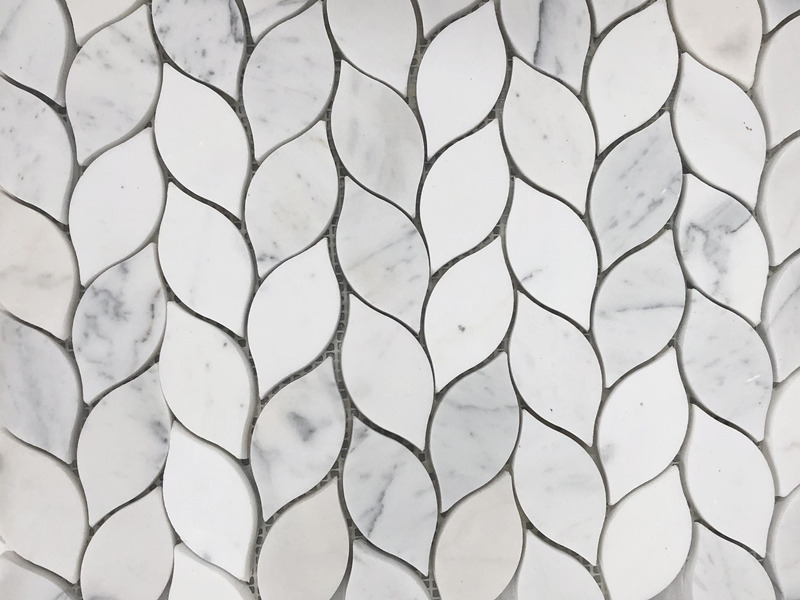 Lithaele tse Hloahloa tsa Bianco Carrara White Marble Mosaic & Pattern Waterjet Makhasi Makhasi (1)