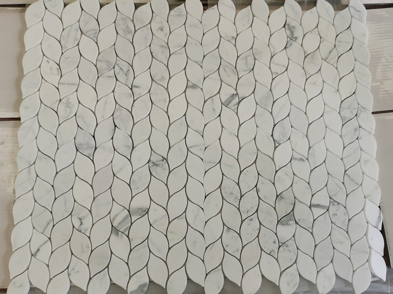 Geriausios Bianco Carrara baltojo marmuro mozaikos ir raštų vandens srovės lapų plytelės (4)