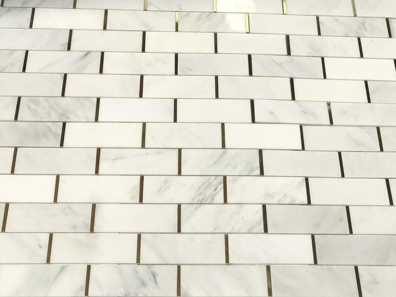 Azulexo de metro para salpicaduras de mármore branco de Carrara e mosaico de metal (5)