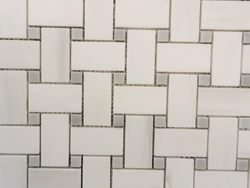 Klassikaline kivimosaiikmustriga korvpuidust disain marmorist põrandaplaat (1)