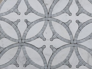 Natūralaus marmuro vandens srovės pilkos ir baltos plytos mozaikinės plytelės sienoms (1)