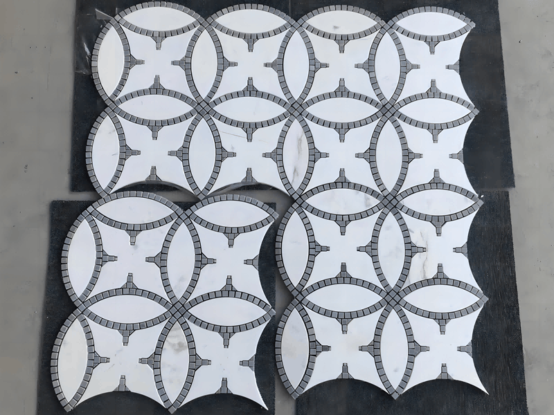 Waterjet balto marmuro tekstūros tamsiai pilkos marmurinės plytos dekoravimo mozaika (4)
