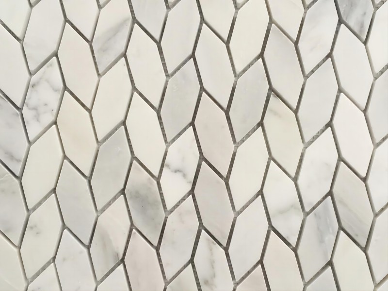 Baltos natūralaus akmens mozaikos sienų plytelės, lapų raštas Backsplash